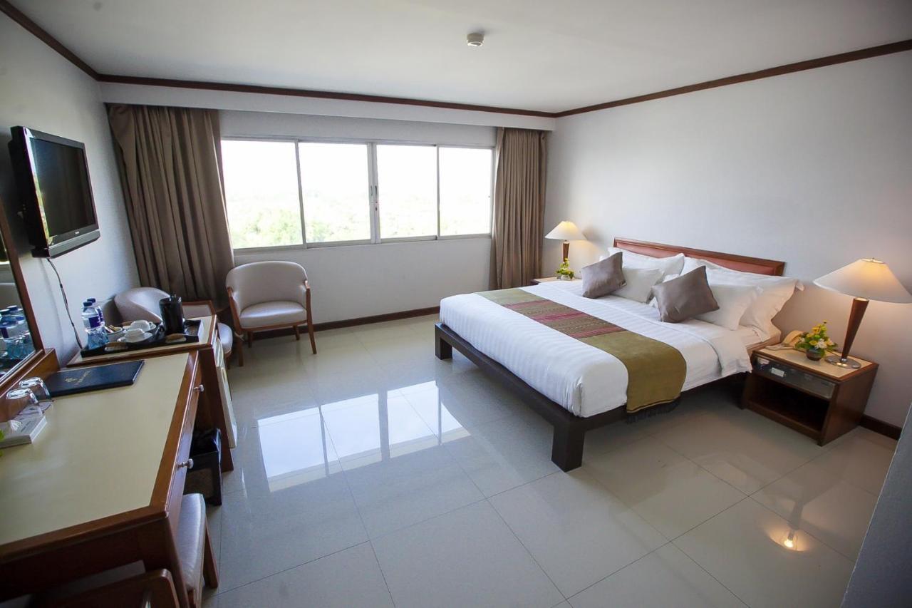 Friday Hotel Uttaradit Eksteriør billede