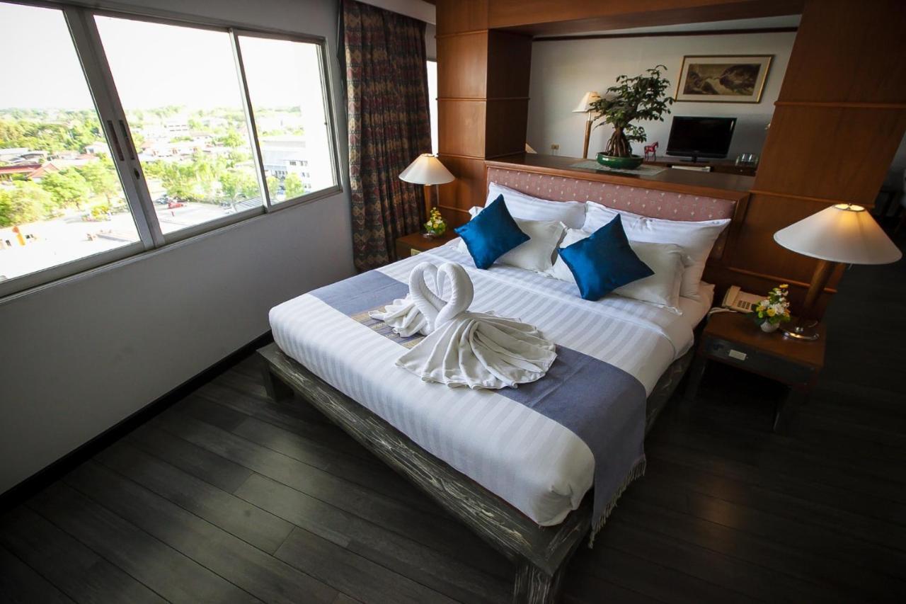 Friday Hotel Uttaradit Eksteriør billede